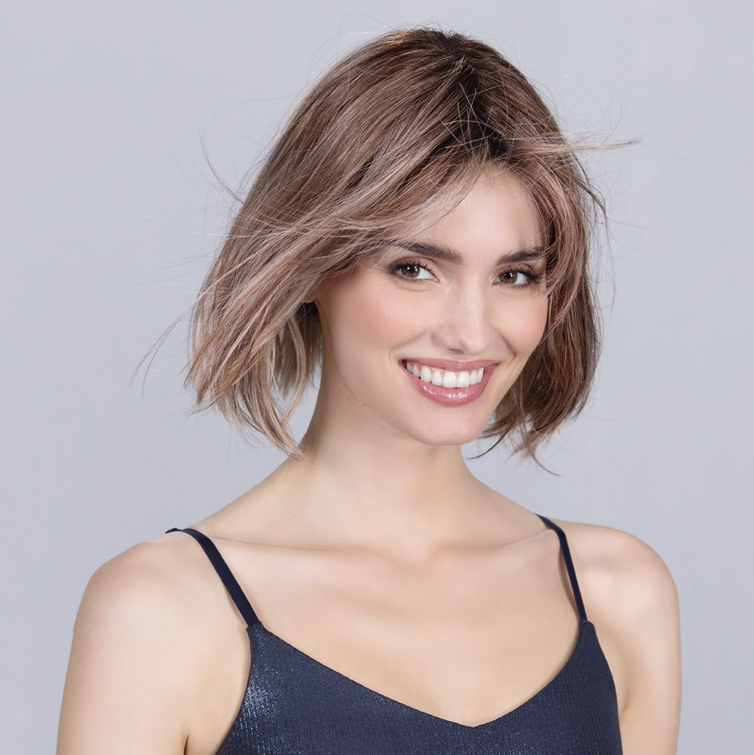 PARRUCCA VIVI CAPELLI MEDI LISCI IN FIBRA TERMORESISTENTE