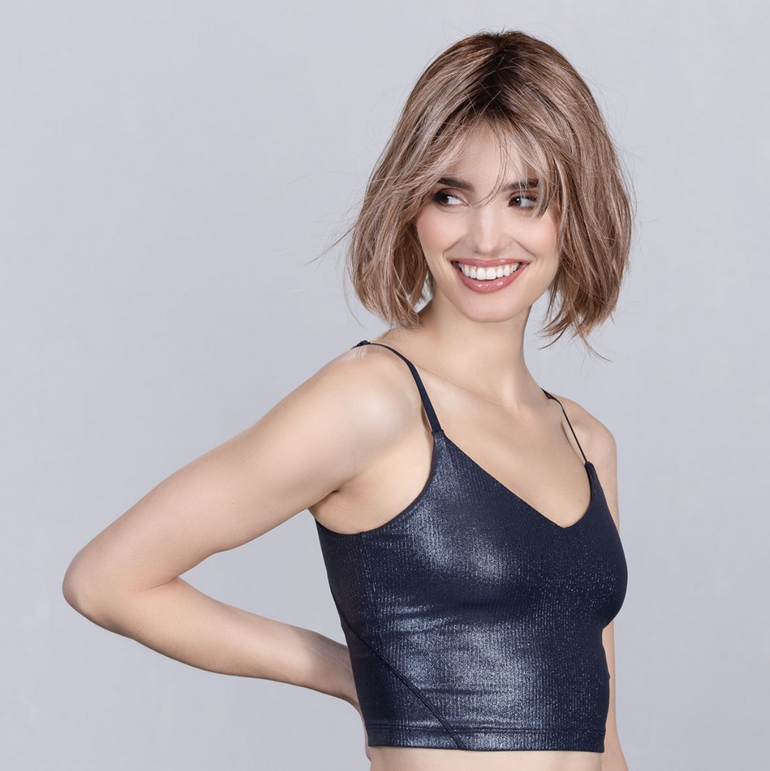 PARRUCCA VIVI CAPELLI MEDI LISCI IN FIBRA TERMORESISTENTE