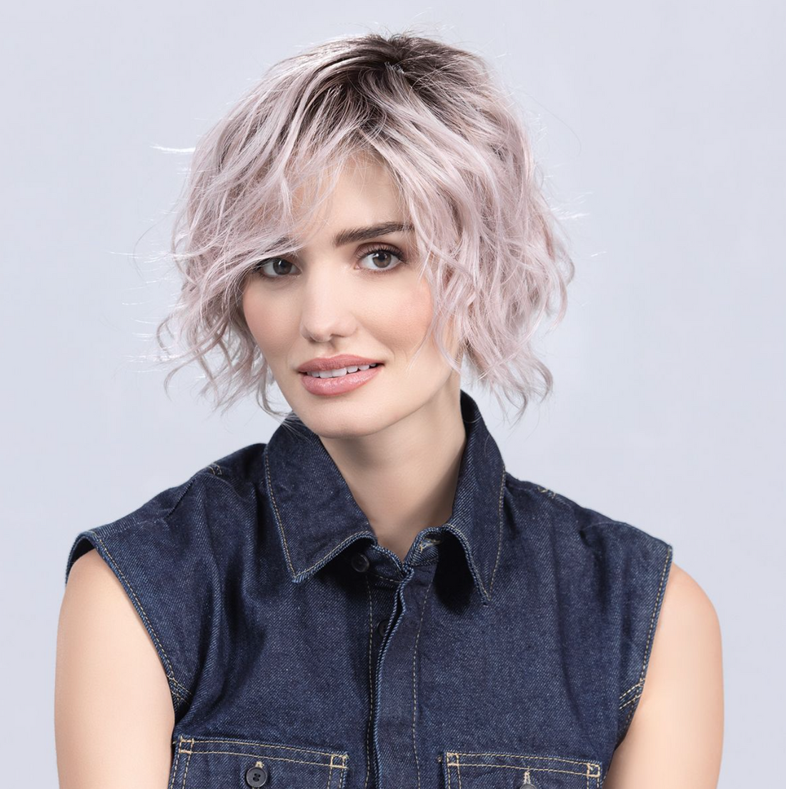 PARRUCCA COOKIE MONO PART CAPELLI CORTI MOSSI IN FIBRA TERMORESISTENTE